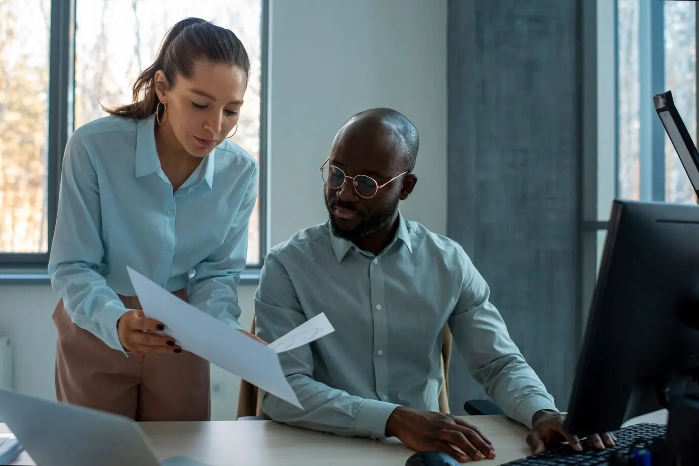 Промышленные дизайнеры работают над 3D-моделью.