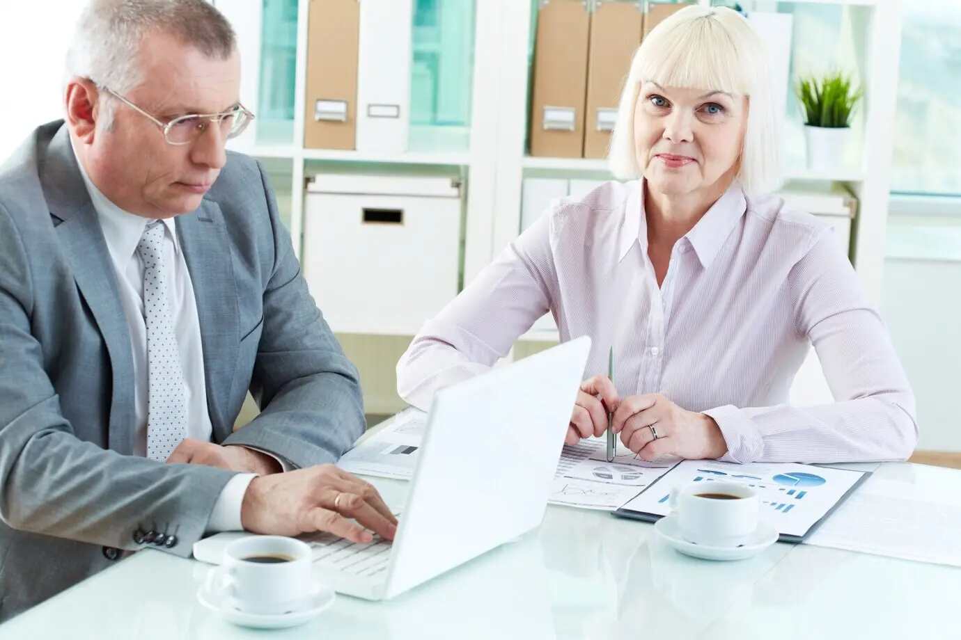 Бизнесмен печатает на ноутбуке.