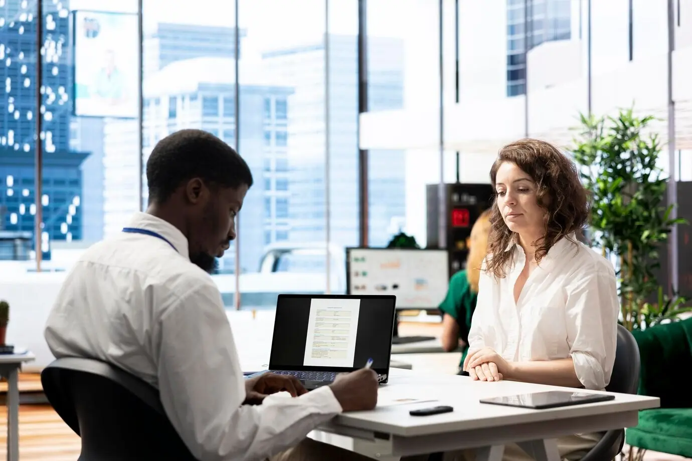 Работодатель оценивает, соответствует ли соискатель компании с разнообразным рабочим коллективом.